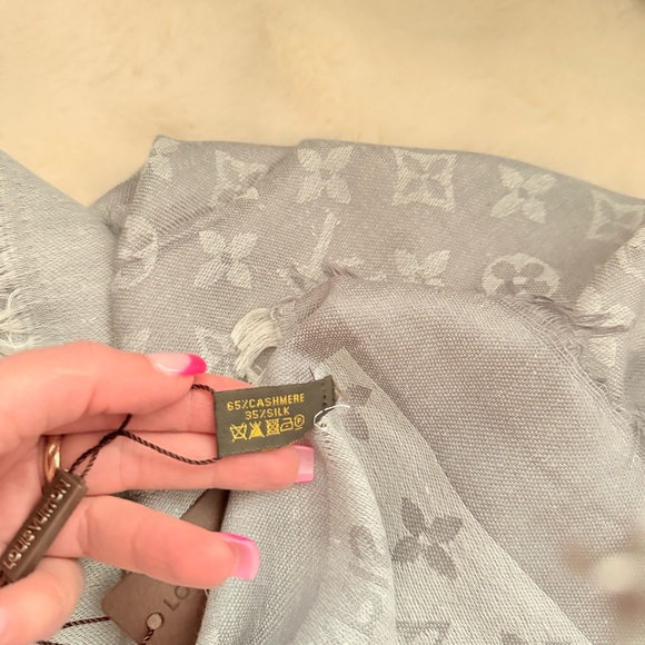 Louis Vuitton Light Gray Monogram Scarf - Picture 4 of 4